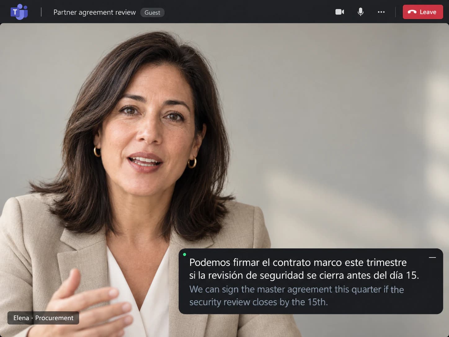 Reunión de Microsoft Teams organizada por otra empresa, con entrada como invitado y una barra compacta de subtítulos de SonicMeet: español arriba e inglés original abajo