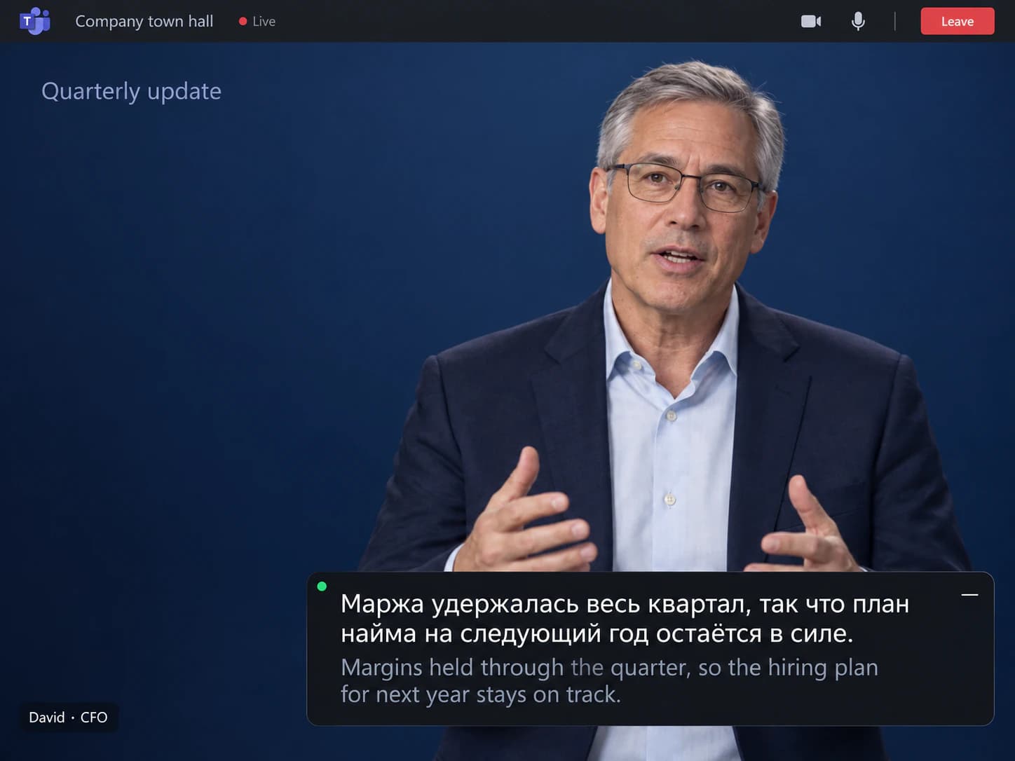Asamblea informativa en Microsoft Teams con la persona que expone en el escenario y una barra compacta de subtítulos de SonicMeet: ruso arriba e inglés original abajo